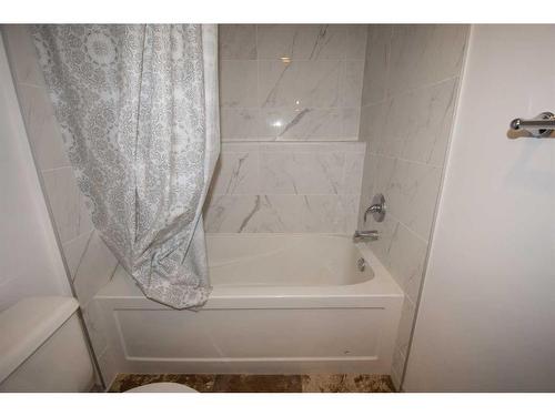 102 Calder Crescent Se, Medicine Hat, AB - Indoor Photo Showing Bathroom