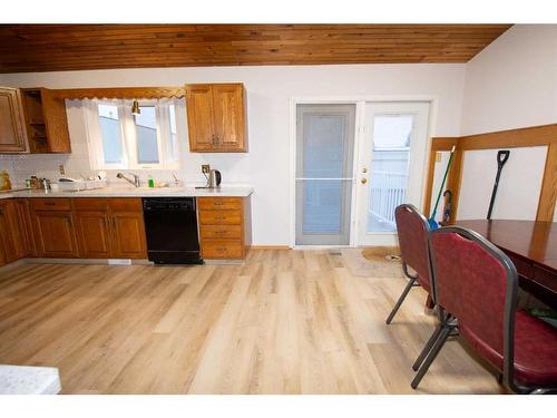 102 Calder Crescent Se, Medicine Hat, AB - Indoor Photo Showing Kitchen