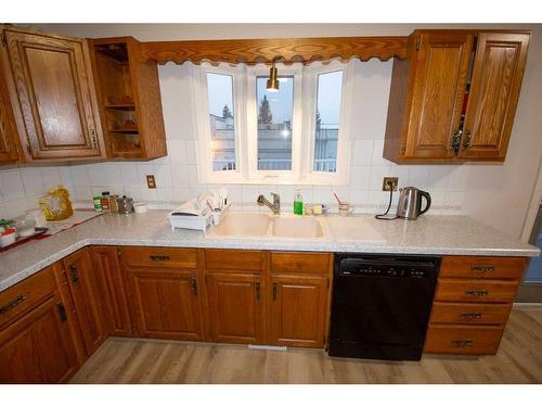 102 Calder Crescent Se, Medicine Hat, AB - Indoor Photo Showing Kitchen