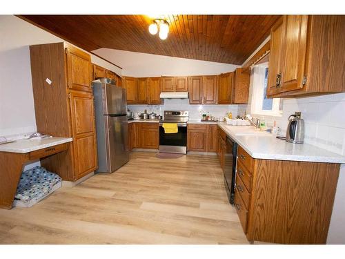 102 Calder Crescent Se, Medicine Hat, AB - Indoor Photo Showing Kitchen