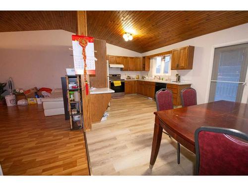 102 Calder Crescent Se, Medicine Hat, AB - Indoor Photo Showing Dining Room