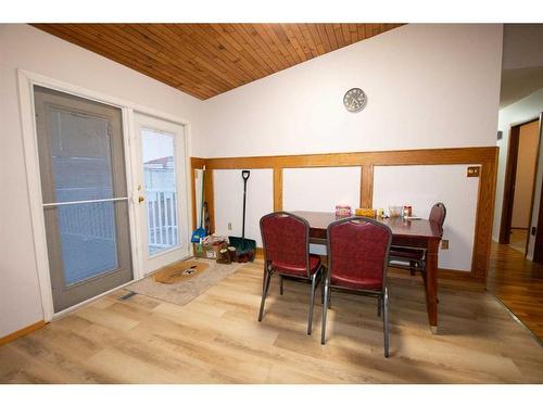 102 Calder Crescent Se, Medicine Hat, AB - Indoor Photo Showing Dining Room