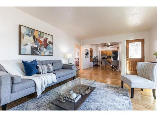 302 6 Street Se, Redcliff, AB - Indoor Photo Showing Living Room