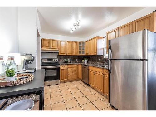 302 6 Street Se, Redcliff, AB - Indoor Photo Showing Kitchen With Double Sink