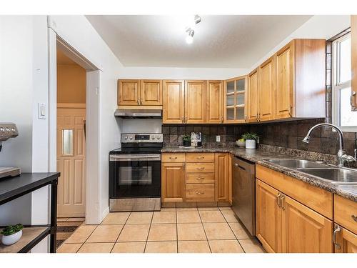 302 6 Street Se, Redcliff, AB - Indoor Photo Showing Kitchen With Double Sink