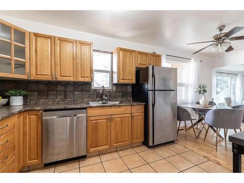 302 6 Street Se, Redcliff, AB - Indoor Photo Showing Kitchen With Double Sink