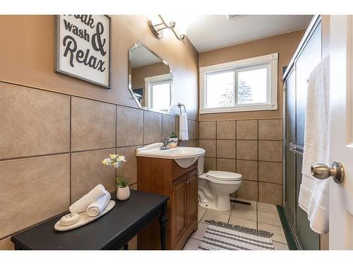 302 6 Street Se, Redcliff, AB - Indoor Photo Showing Bathroom