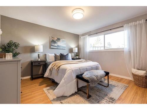 302 6 Street Se, Redcliff, AB - Indoor Photo Showing Bedroom