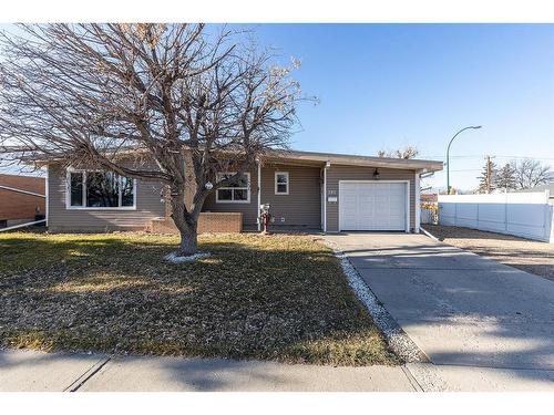 302 6 Street Se, Redcliff, AB - Outdoor