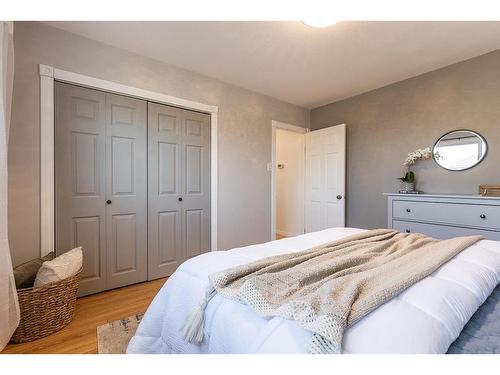 302 6 Street Se, Redcliff, AB - Indoor Photo Showing Bedroom