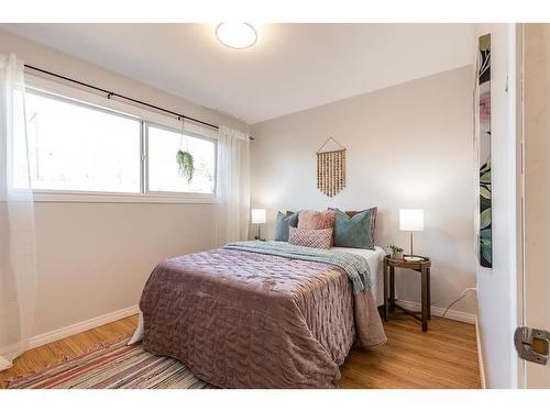 302 6 Street Se, Redcliff, AB - Indoor Photo Showing Bedroom