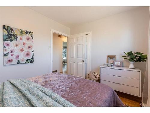 302 6 Street Se, Redcliff, AB - Indoor Photo Showing Bedroom