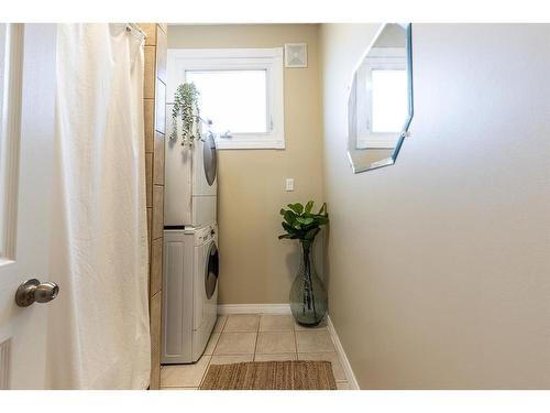 302 6 Street Se, Redcliff, AB - Indoor Photo Showing Laundry Room