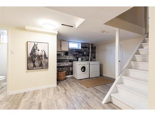 302 6 Street Se, Redcliff, AB - Indoor Photo Showing Laundry Room