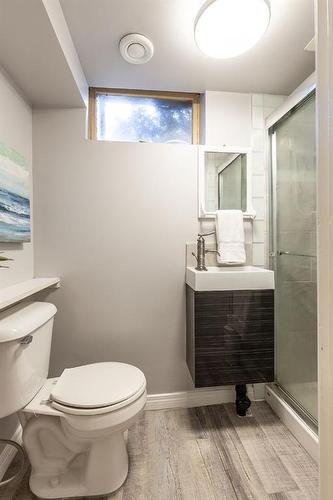 302 6 Street Se, Redcliff, AB - Indoor Photo Showing Bathroom