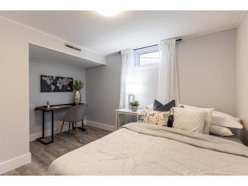 302 6 Street Se, Redcliff, AB - Indoor Photo Showing Bedroom