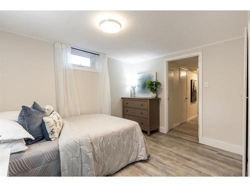 302 6 Street Se, Redcliff, AB - Indoor Photo Showing Bedroom