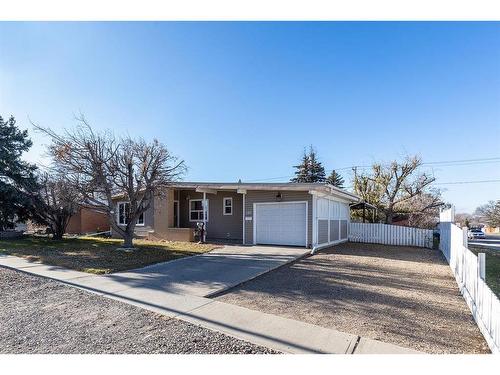 302 6 Street Se, Redcliff, AB - Outdoor