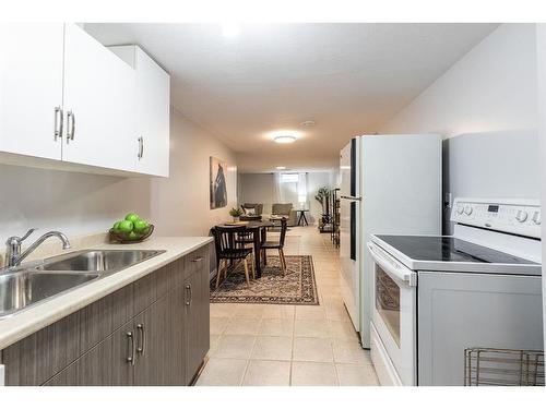 302 6 Street Se, Redcliff, AB - Indoor Photo Showing Kitchen With Double Sink