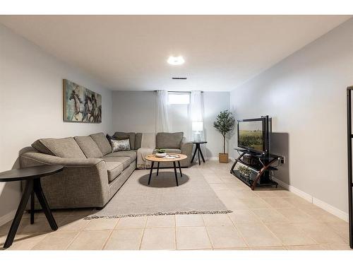 302 6 Street Se, Redcliff, AB - Indoor Photo Showing Living Room