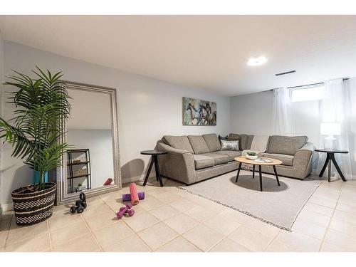 302 6 Street Se, Redcliff, AB - Indoor Photo Showing Living Room