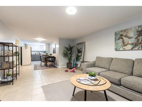 302 6 Street Se, Redcliff, AB - Indoor Photo Showing Living Room