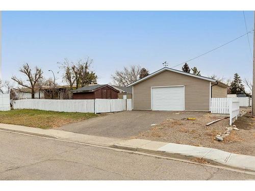 302 6 Street Se, Redcliff, AB - Outdoor