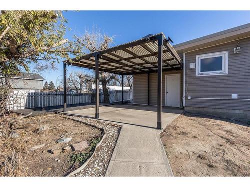 302 6 Street Se, Redcliff, AB - Outdoor