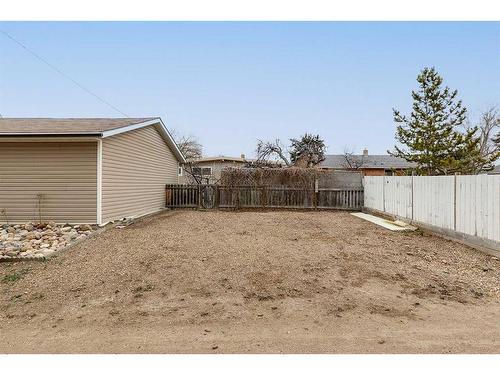 302 6 Street Se, Redcliff, AB - Outdoor