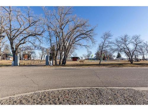 302 6 Street Se, Redcliff, AB - Outdoor