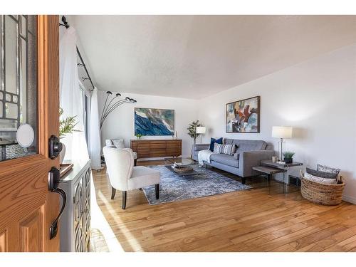 302 6 Street Se, Redcliff, AB - Indoor Photo Showing Living Room