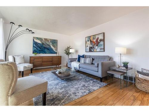 302 6 Street Se, Redcliff, AB - Indoor Photo Showing Living Room