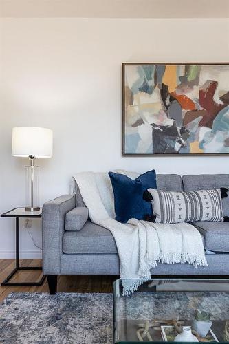 302 6 Street Se, Redcliff, AB - Indoor Photo Showing Living Room