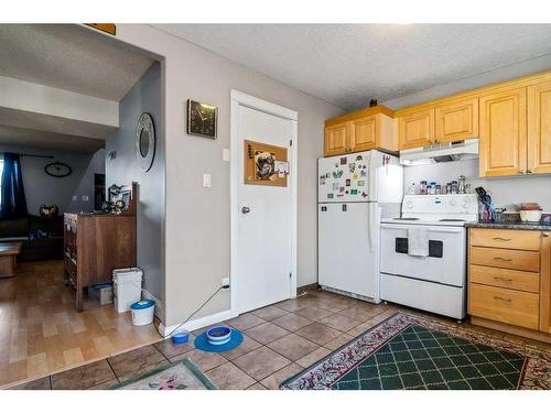 124 Southridge Drive Sw, Medicine Hat, AB - Indoor Photo Showing Kitchen