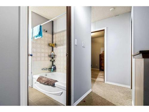 124 Southridge Drive Sw, Medicine Hat, AB - Indoor Photo Showing Bathroom