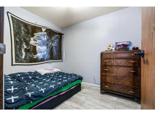 124 Southridge Drive Sw, Medicine Hat, AB - Indoor Photo Showing Bedroom