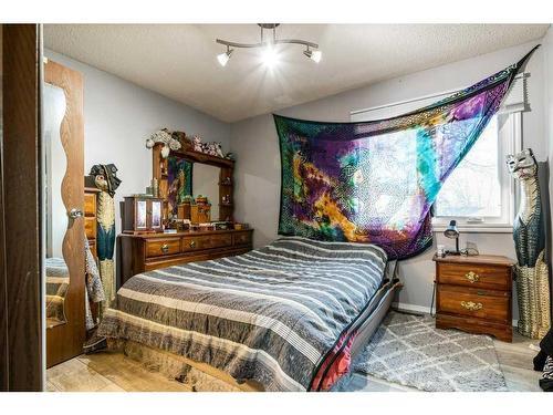 124 Southridge Drive Sw, Medicine Hat, AB - Indoor Photo Showing Bedroom