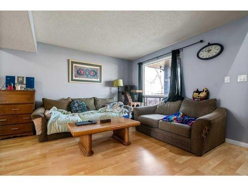 124 Southridge Drive Sw, Medicine Hat, AB - Indoor Photo Showing Living Room