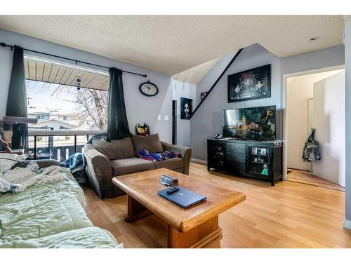 124 Southridge Drive Sw, Medicine Hat, AB - Indoor Photo Showing Living Room