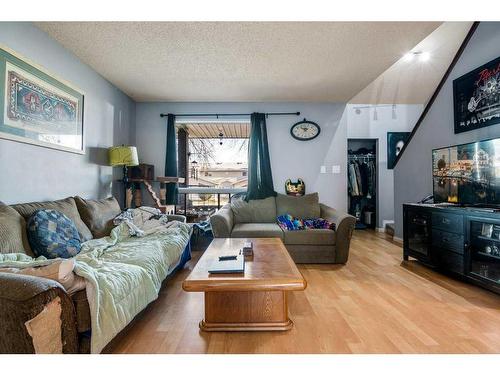 124 Southridge Drive Sw, Medicine Hat, AB - Indoor Photo Showing Living Room