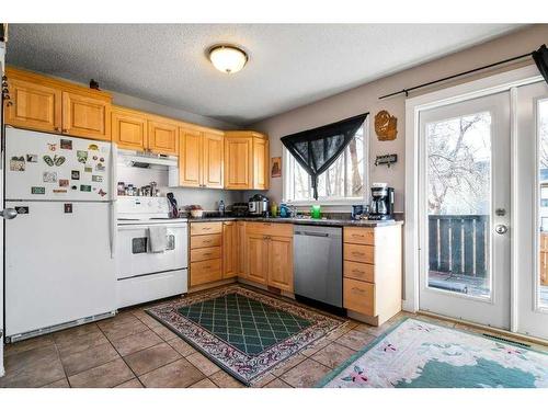 124 Southridge Drive Sw, Medicine Hat, AB - Indoor Photo Showing Kitchen