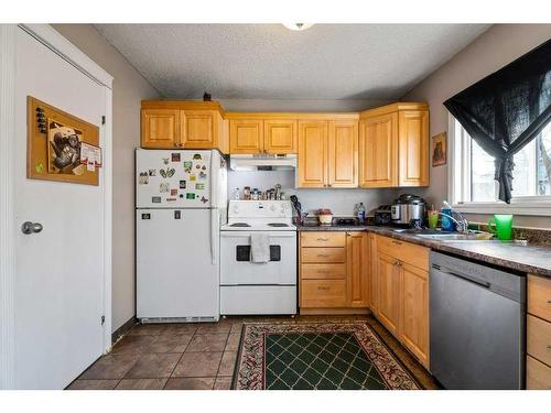 124 Southridge Drive Sw, Medicine Hat, AB - Indoor Photo Showing Kitchen