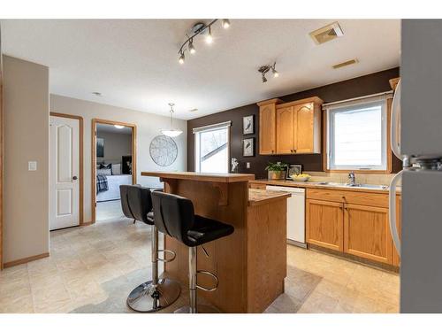 2-643 7 Street Se, Medicine Hat, AB - Indoor Photo Showing Kitchen With Double Sink