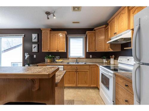 2-643 7 Street Se, Medicine Hat, AB - Indoor Photo Showing Kitchen With Double Sink