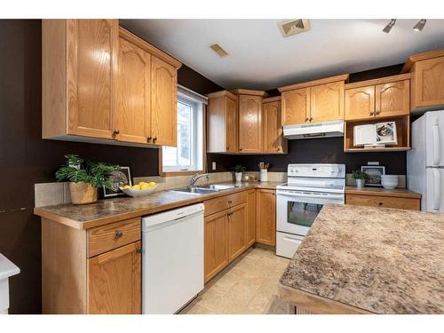 2-643 7 Street Se, Medicine Hat, AB - Indoor Photo Showing Kitchen With Double Sink