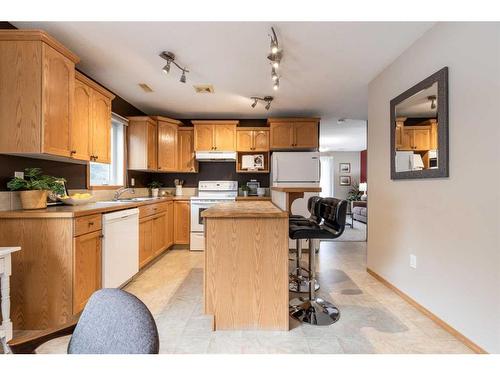 2-643 7 Street Se, Medicine Hat, AB - Indoor Photo Showing Kitchen