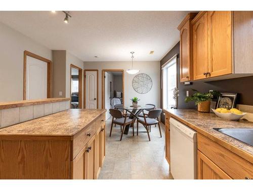 2-643 7 Street Se, Medicine Hat, AB - Indoor Photo Showing Kitchen