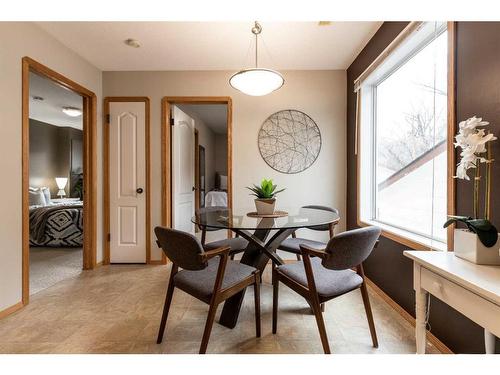 2-643 7 Street Se, Medicine Hat, AB - Indoor Photo Showing Dining Room