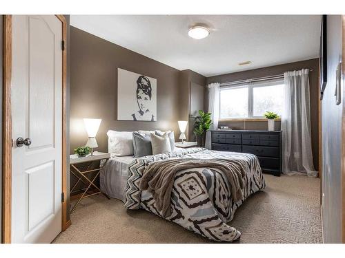 2-643 7 Street Se, Medicine Hat, AB - Indoor Photo Showing Bedroom