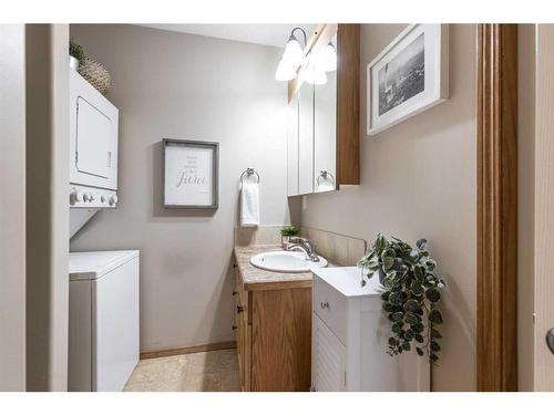 2-643 7 Street Se, Medicine Hat, AB - Indoor Photo Showing Laundry Room